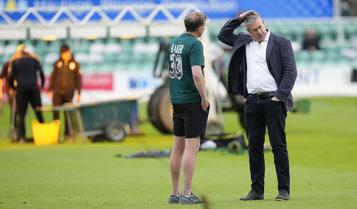 Worcestershire head coach Alan Richardson talks with chief executive Ashley Giles