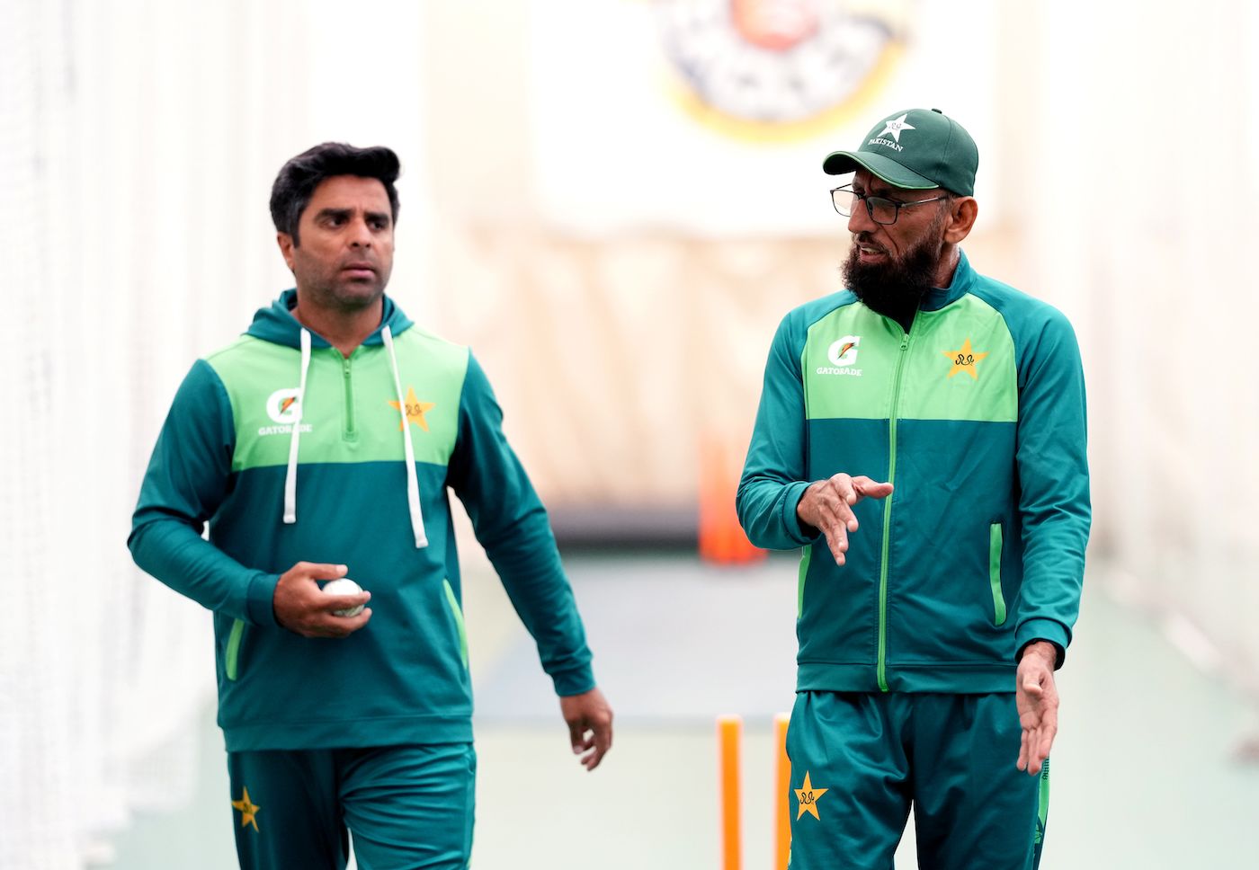 Taufeeq Umar and Mohtashim Rasheed, the batting coach and head coach of the Pakistan women's team, have a chat