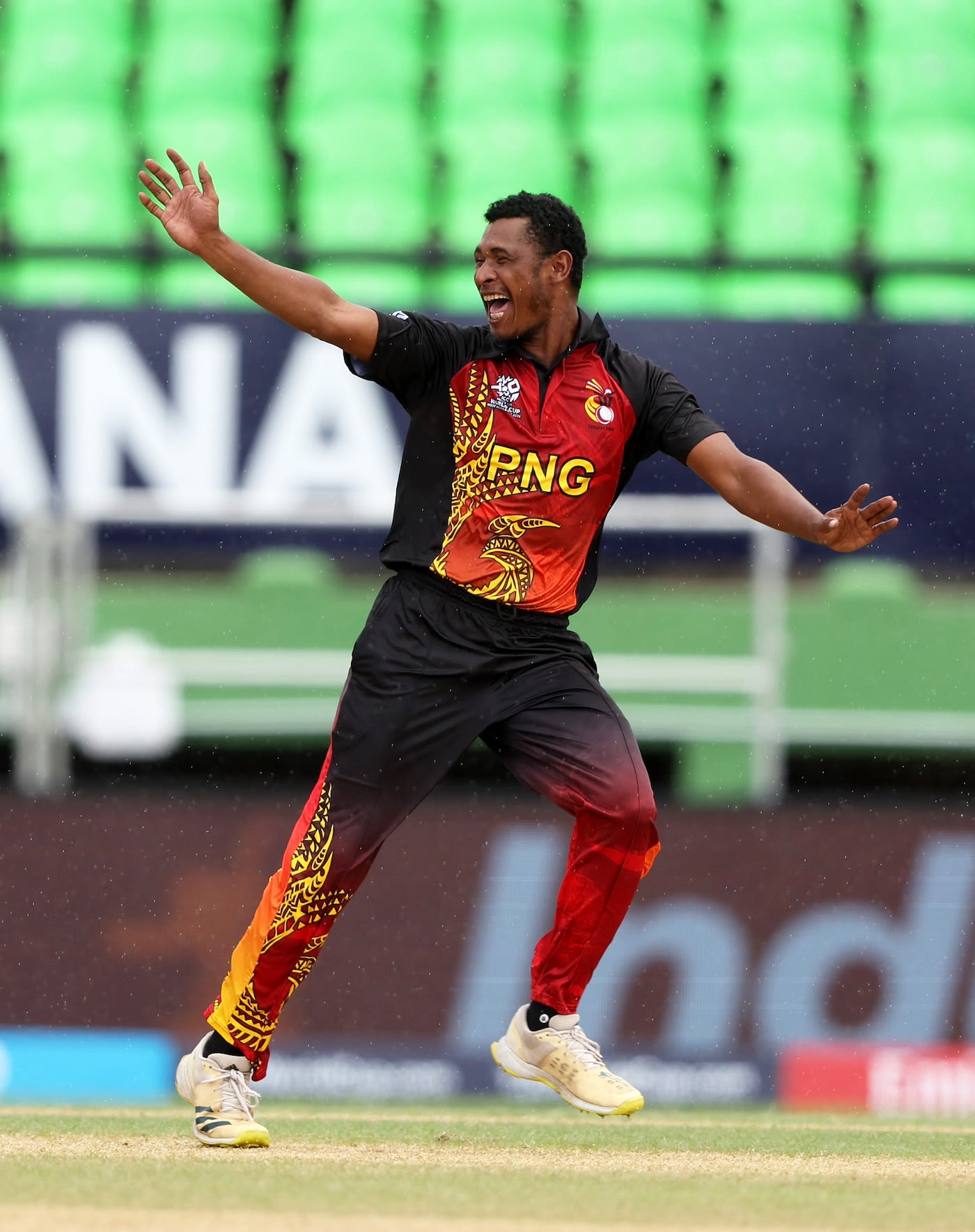Alei Nao goes up in appeal against Nicholas Pooran as the rain comes down