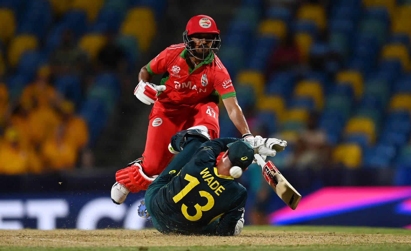Aqib Ilyas collides with Matthew Wade