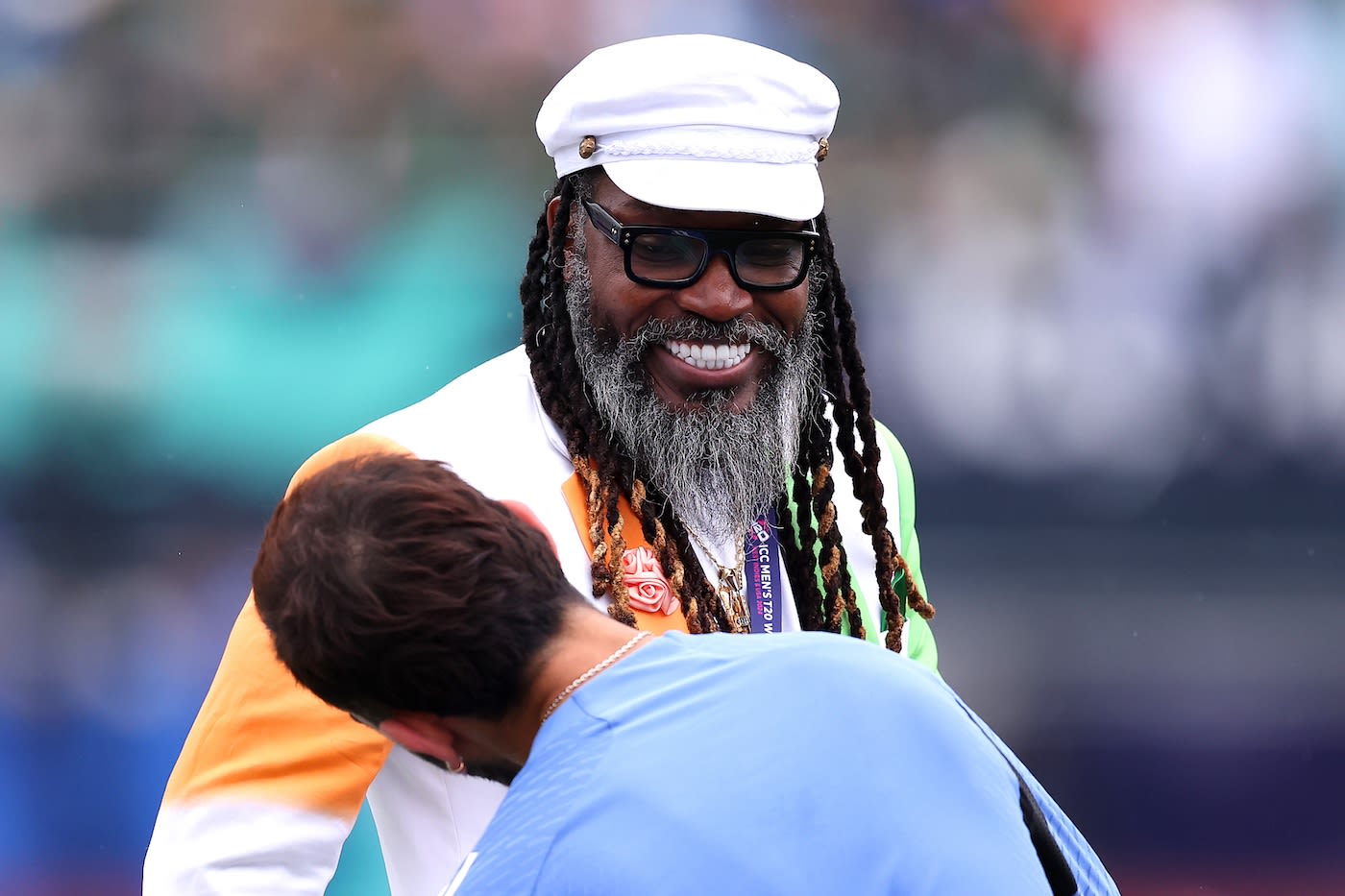 Chris Gayle gets his jacket autographed by Virat Kohli