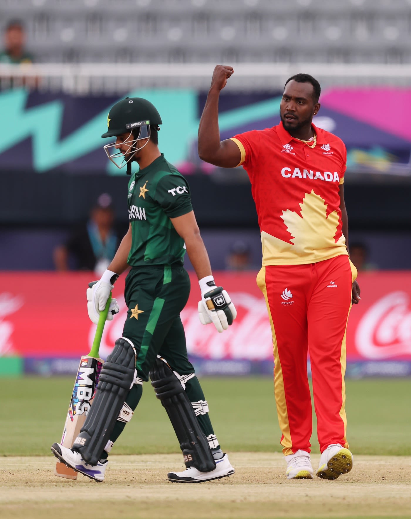 Dilon Heyliger removed Saim Ayub inside the powerplay