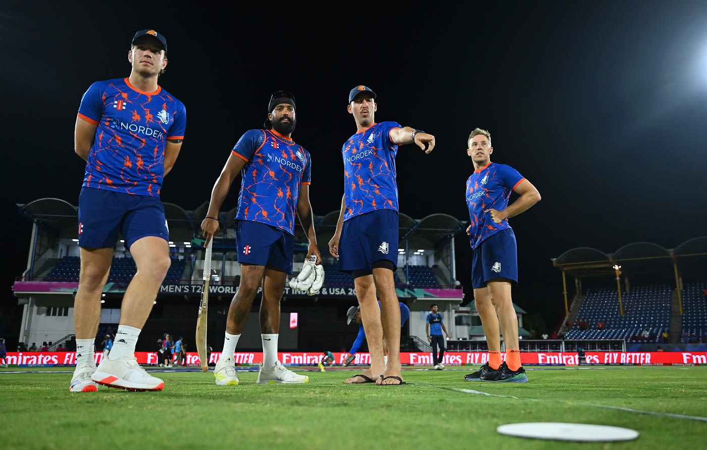 Bas de Leede, Vikramjit Singh, Paul van Meekeren and Logan van Beek have a chat