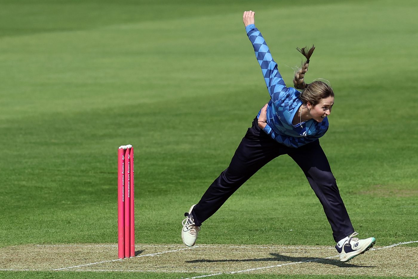 Rachel Slater bowls for Northern Diamonds