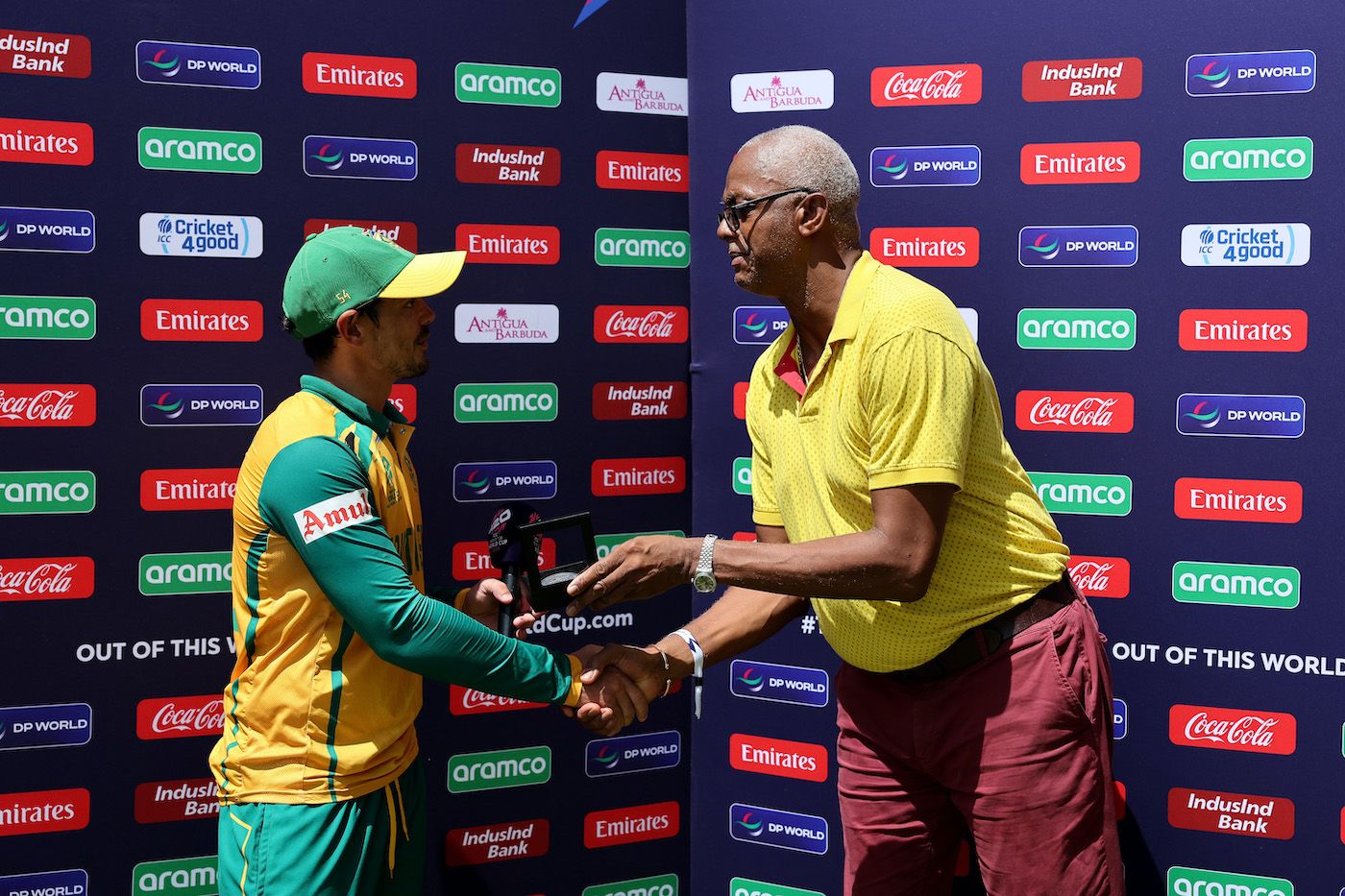Quinton de Kock collects his player-of-the-match award from Courtney Walsh