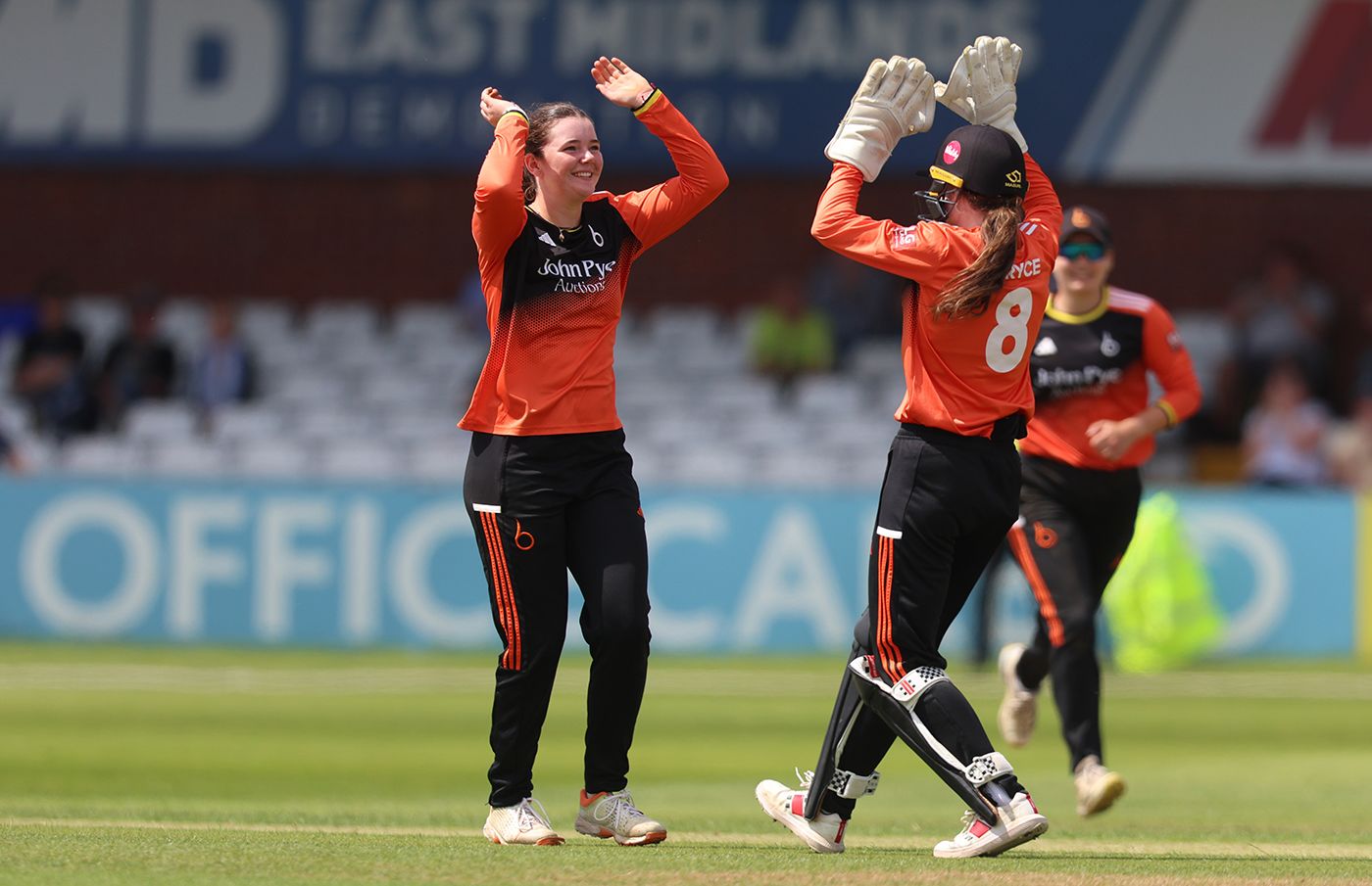 Josie Groves picked up crucial wickets