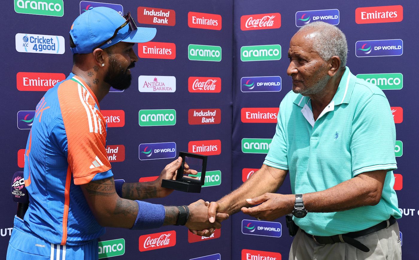 Hardik Pandya received his Player-of-the-Match award from Andy Roberts