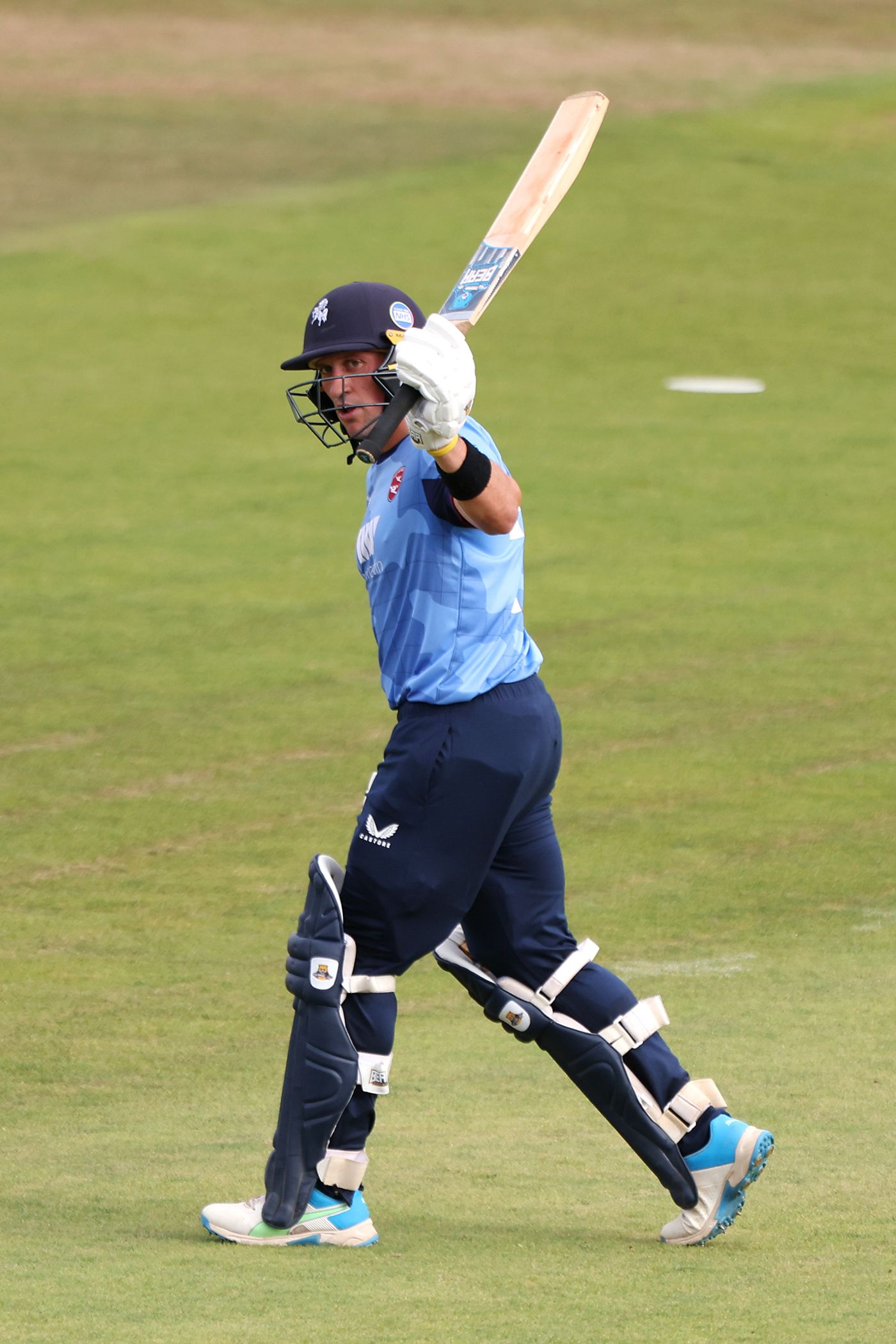 Harry Finch's fifty help keep Kent in the chase