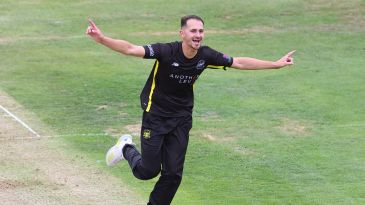 Gloucestershire seamer Zaman Akhter agrees to join Essex