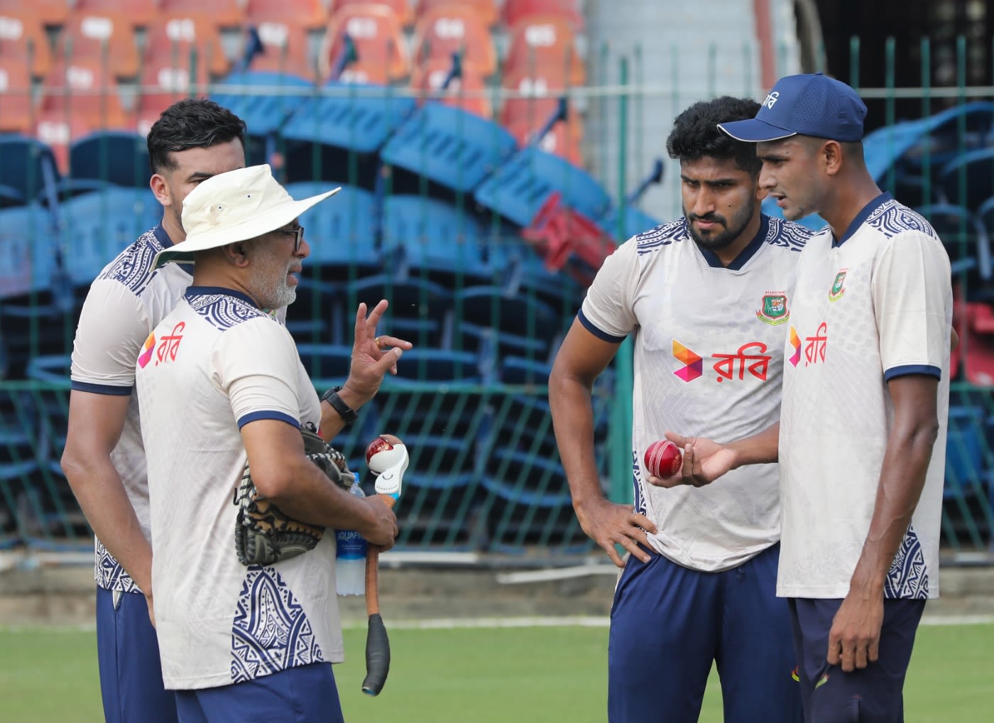Bangladesh head coach Chandika Hathurusinghe chats with Taskin Ahmed, Khaled Ahmed and Nahid Rana