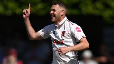 Porter to the fore as sorry Warwickshire swept aside inside five sessions