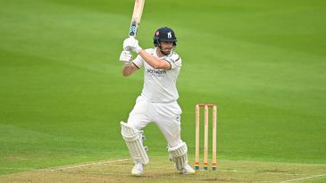 Warwickshire in control after seamers dismantle Kent