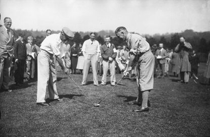 Arthur Mailey and Clarrie Grimmett play golf