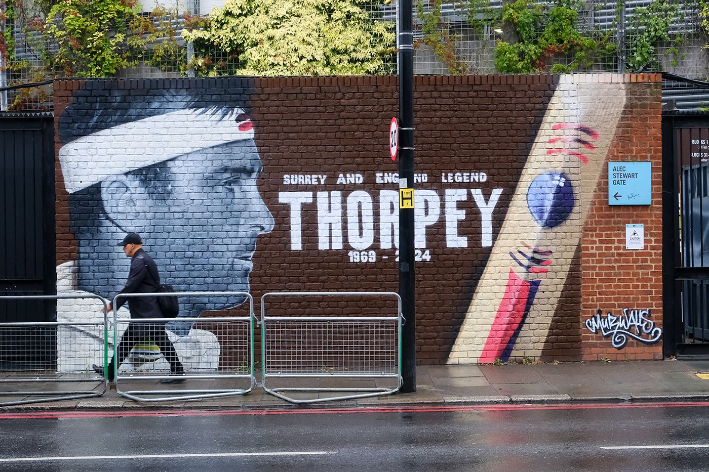 Surrey unveiled a mural tribute to Graham Thorpe