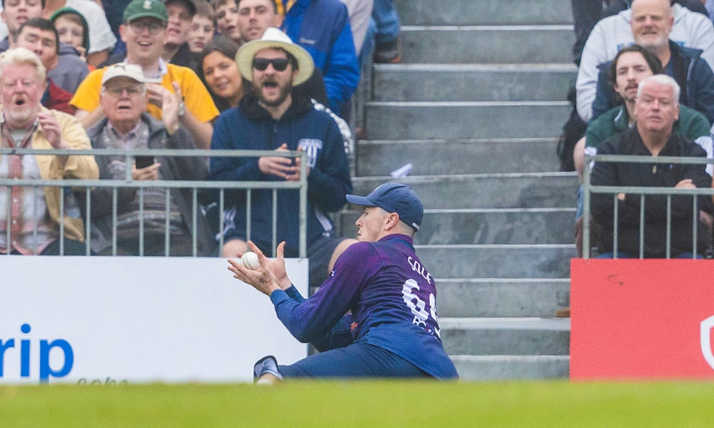 Chris Sole takes a juggling catch to dismiss Jake Fraser-McGurk