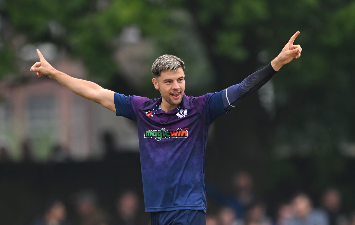 Brad Currie dismissed both openers for the second straight match
