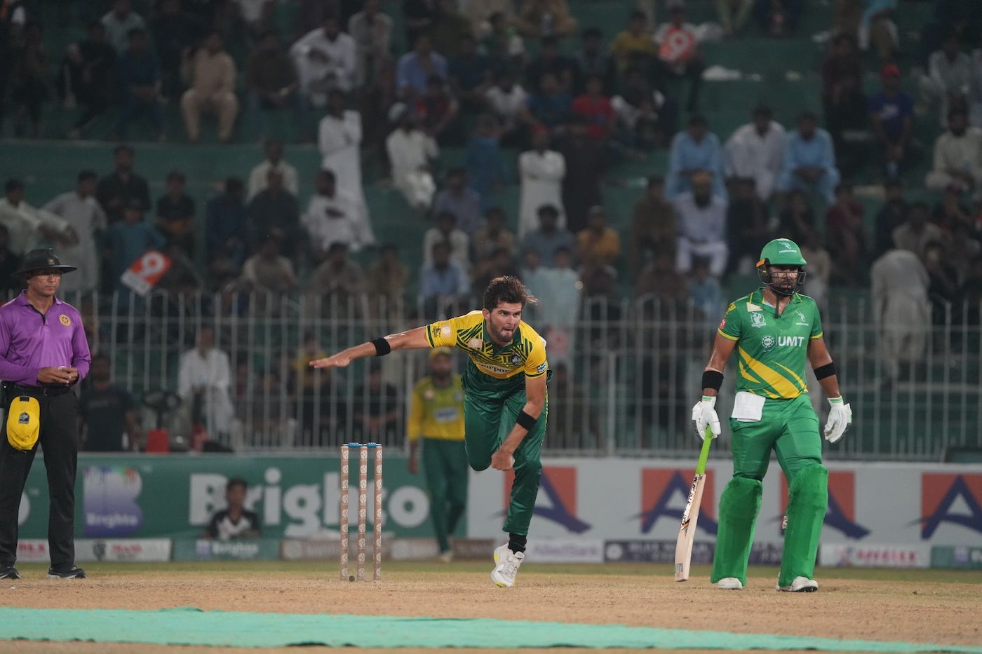 Shaheen Afridi bowls as Iftikhar Ahmed watches