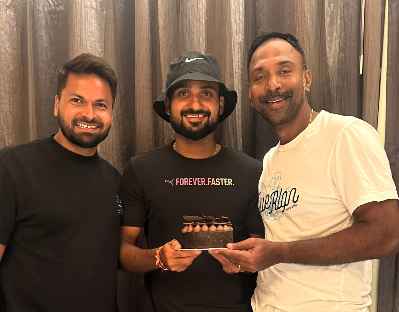 Mukesh Kumar and Akash Deep bring Saurasish Lahiri a birthday cake