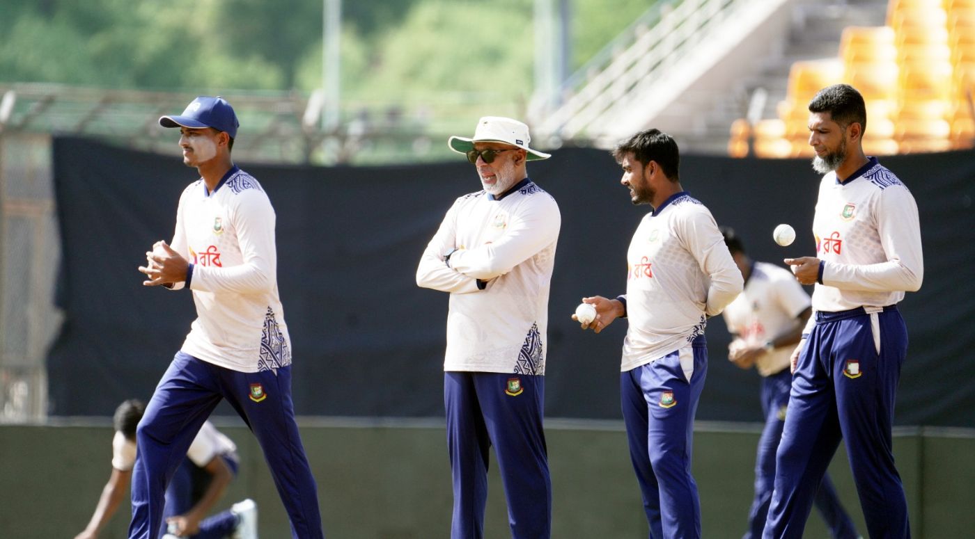Chandika Hathurusinghe oversees a Bangladesh training session