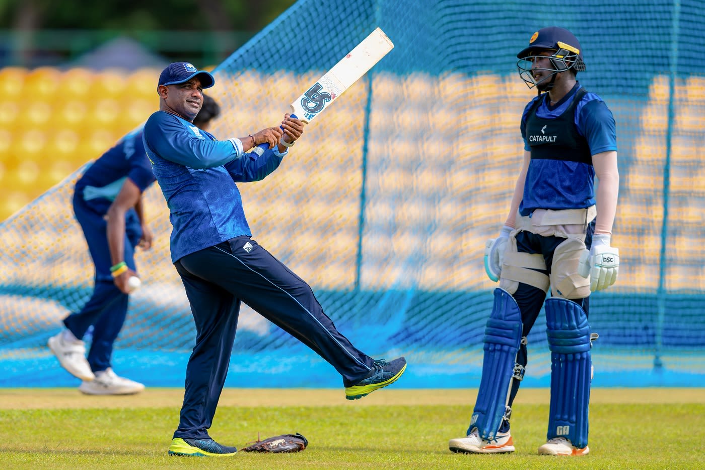 Sanath Jayasuriya has a chat with Chamindu Wickramasinghe