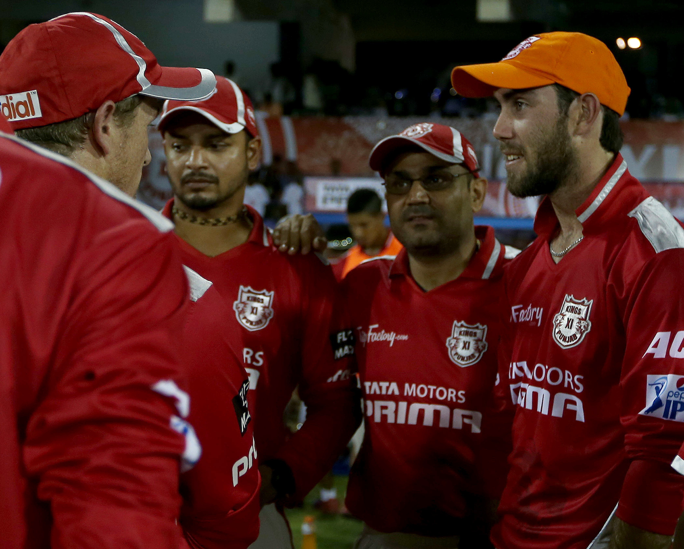 Murali Kartik, Virender Sehwag and Glenn Maxwell in a huddle