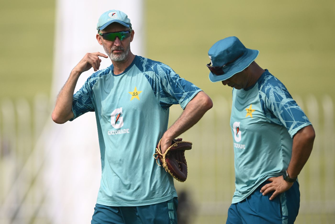 Jason Gillespie chats to Azhar Mahmood ahead of the third Test