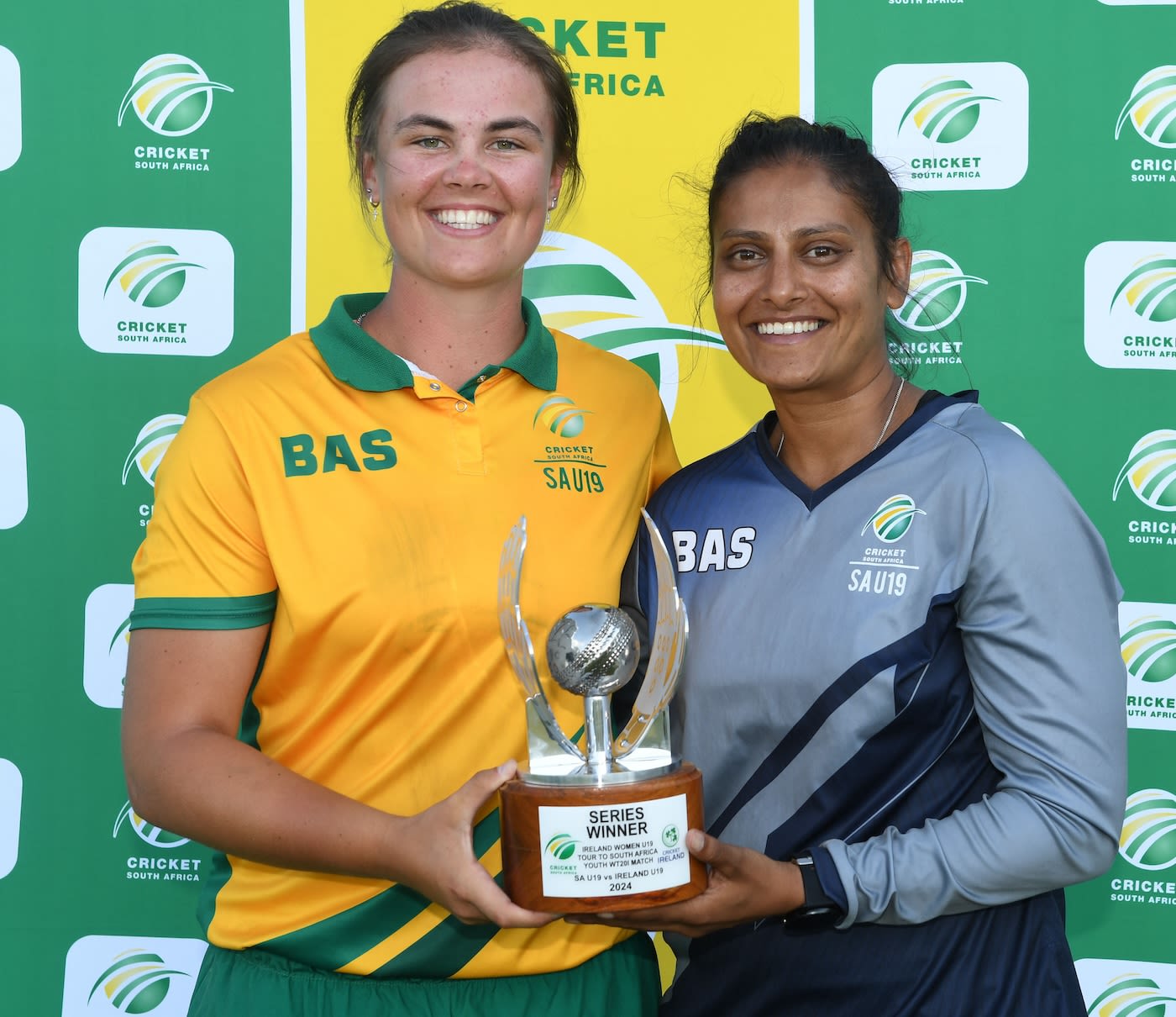 Captain Kayla Reyneke poses with the trophy with head coach Dinesha Devnarain