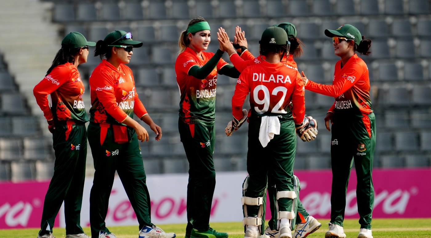 Jahanara Alam celebrates a wicket with her Bangladesh team-mates