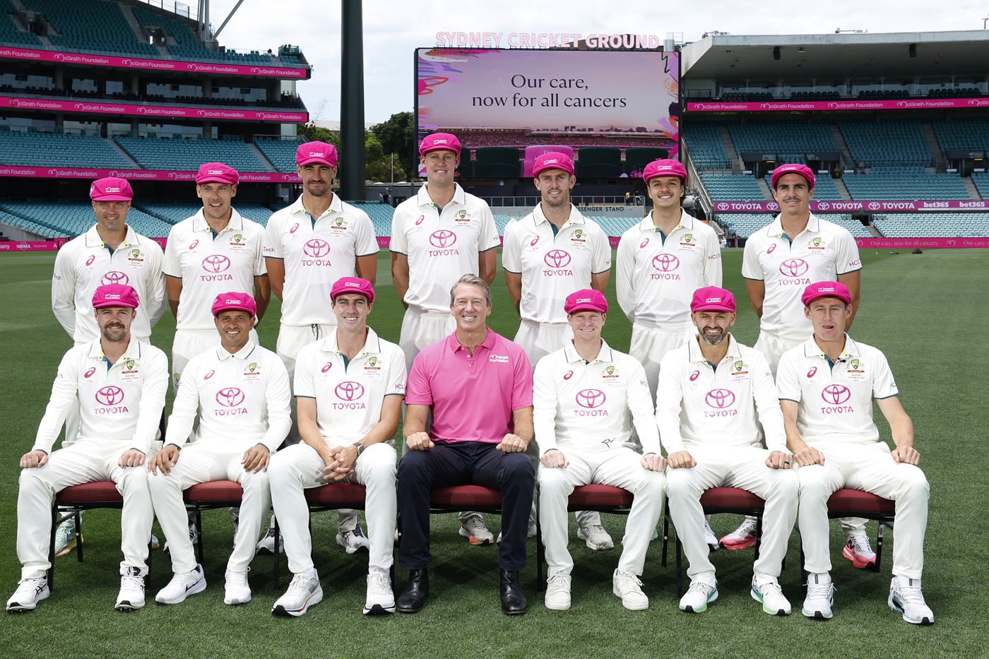The Australian players pose with Glenn McGrath ahead of the SCG Test