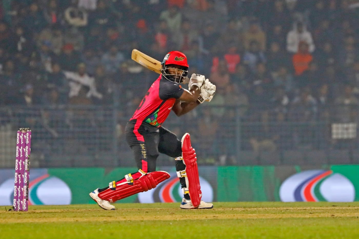 Aaron Jones hit two sixes in his eight-ball stay