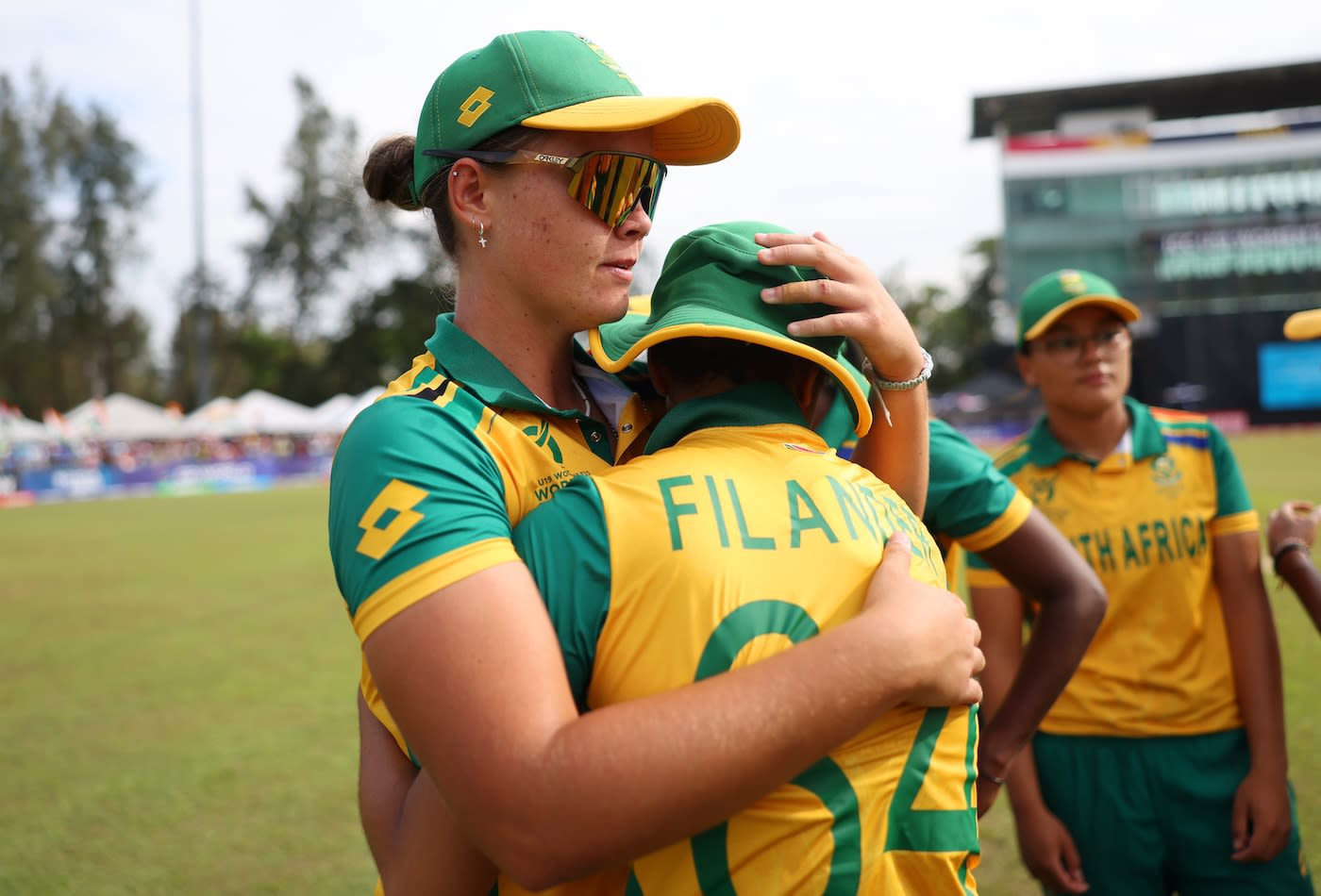 Kayla Reyneke tries to console her team-mate Jae-Leigh Filander