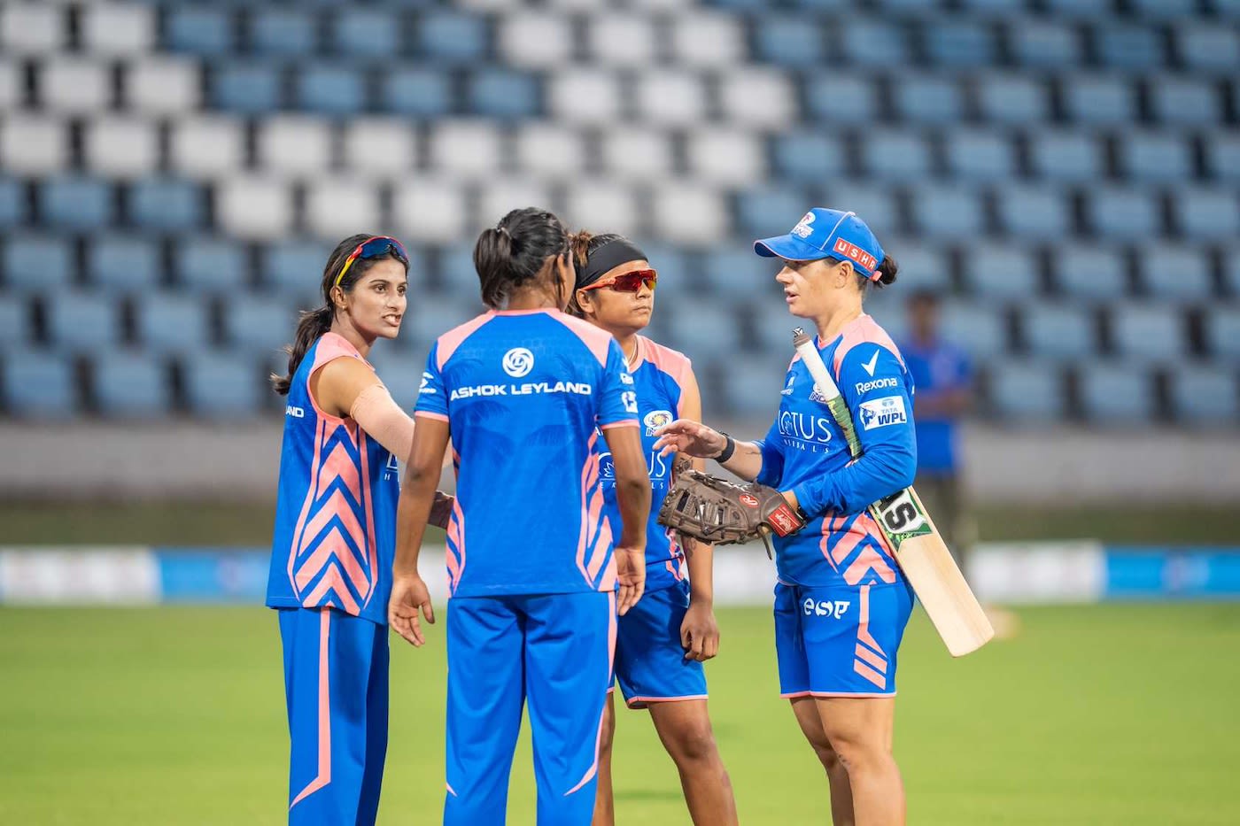 Mumbai Indians' fielding coach has a chat with some of the players