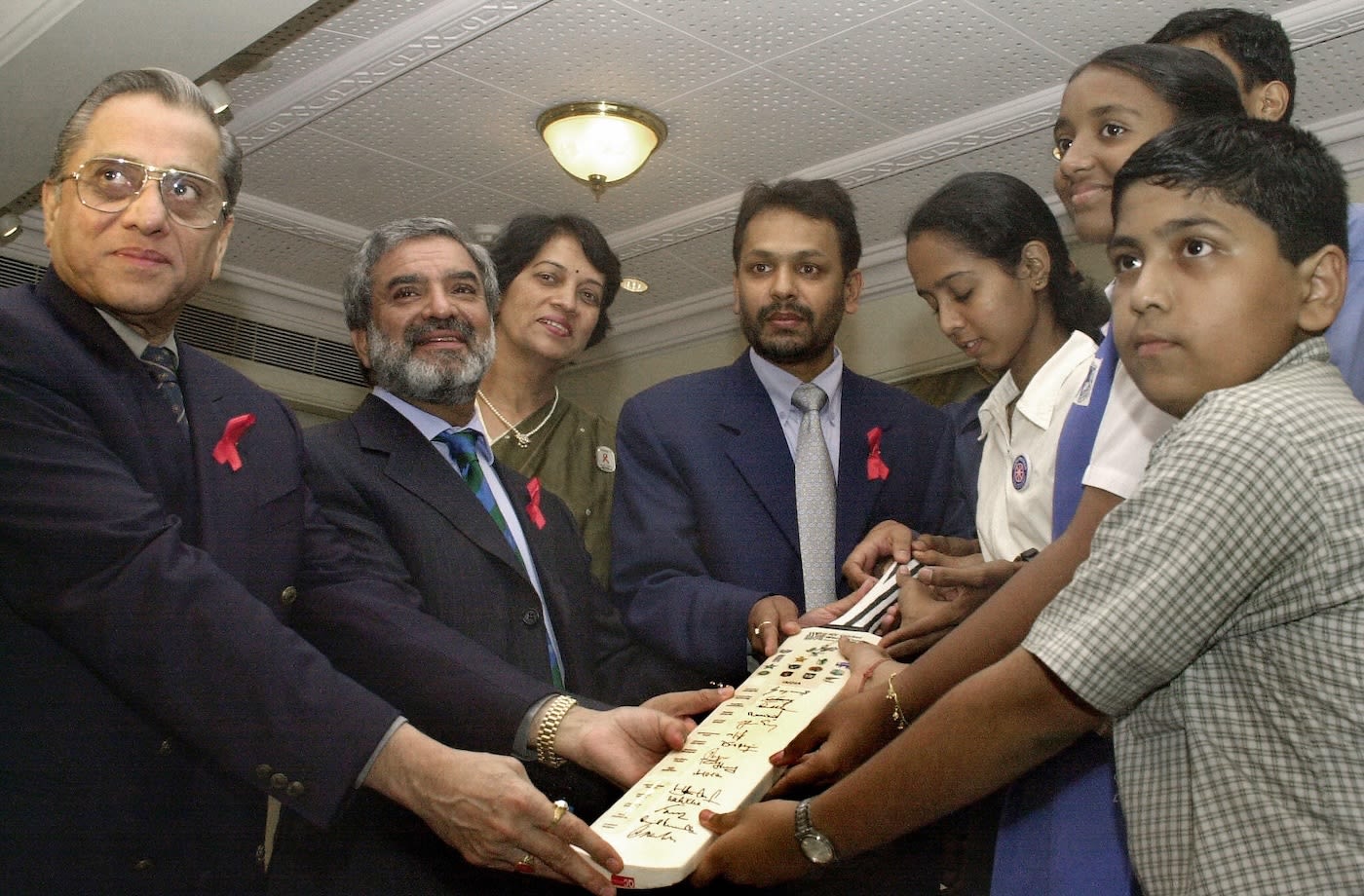Jagmohan Dalmiya (first from left) and Ehsan Mani present a cricket bat signed by the Indian cricket team