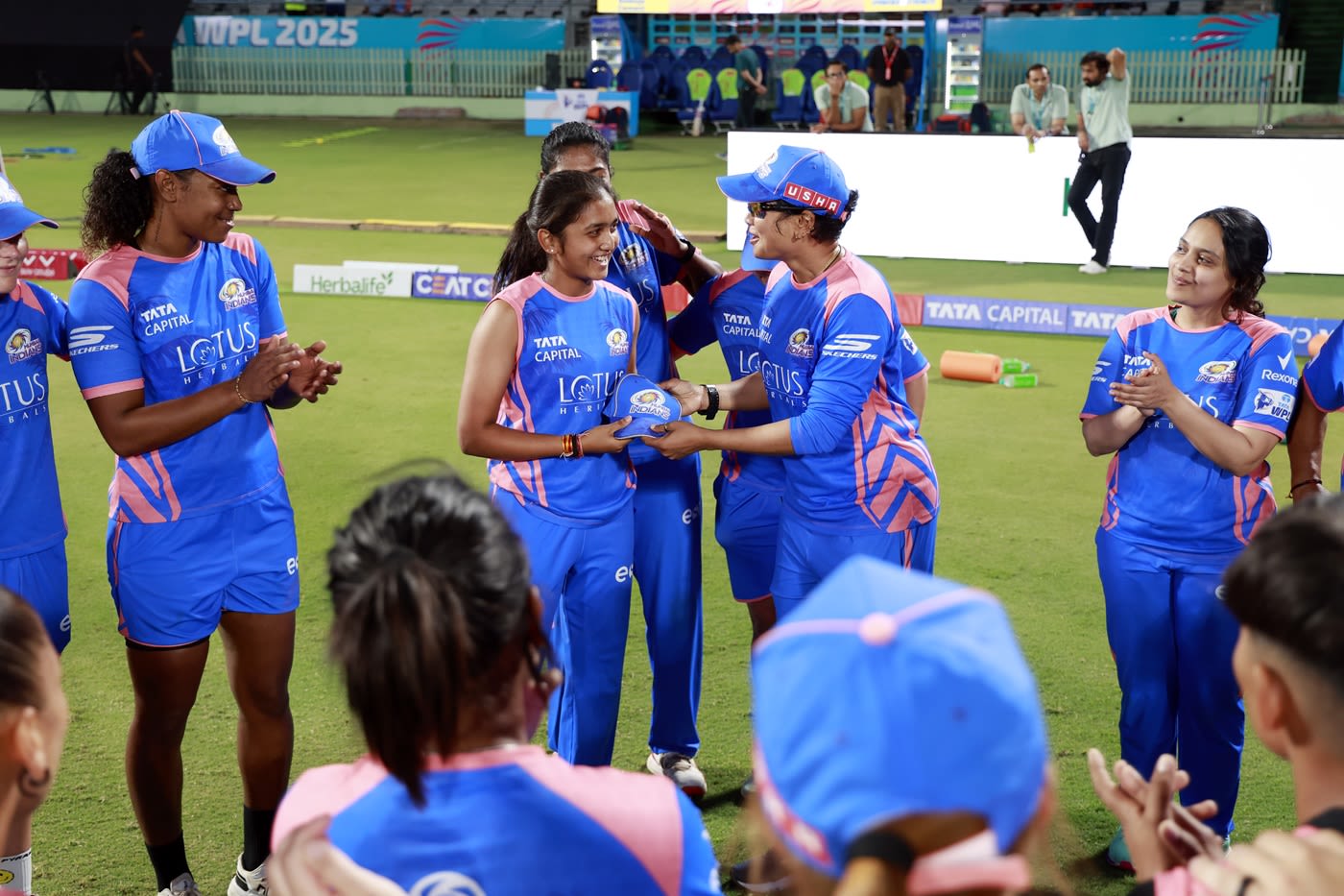 Parunika Sisodia receives her MI cap from Devika Palshikar