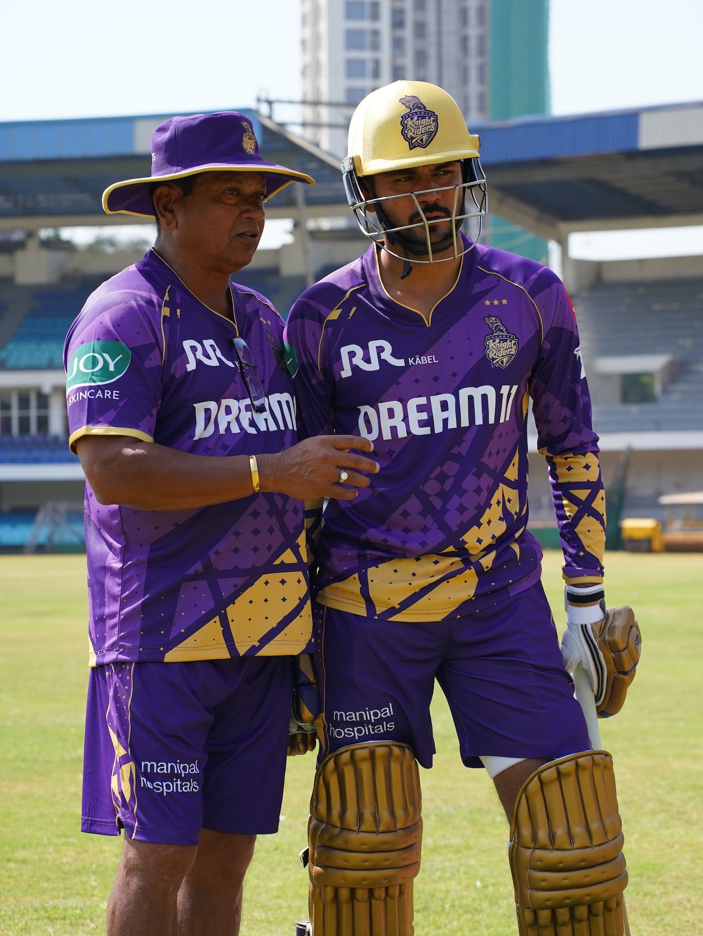 KKR coach Chandrakant Pandit speaks to Manish Pandey