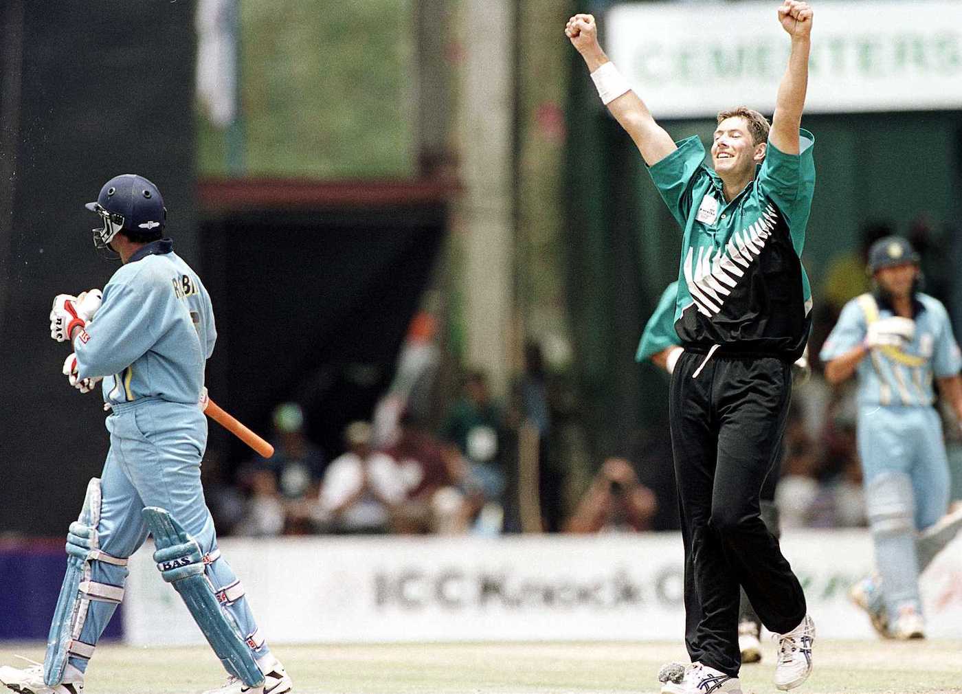 Geoff Allott sees off Robin SIngh
