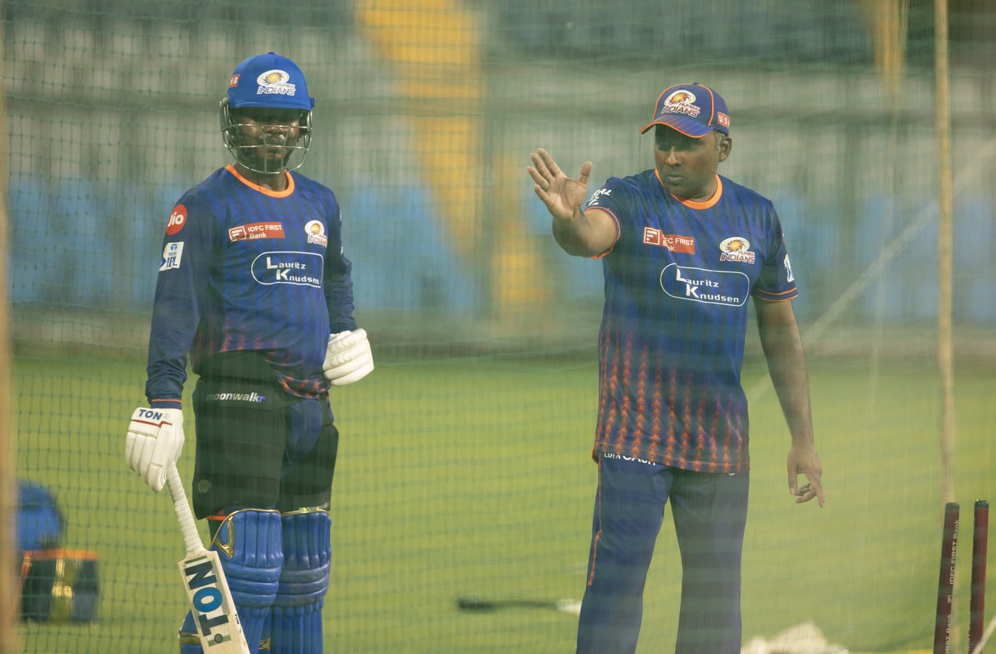 Mahela Jayawardene has a word with Robin Minz during training