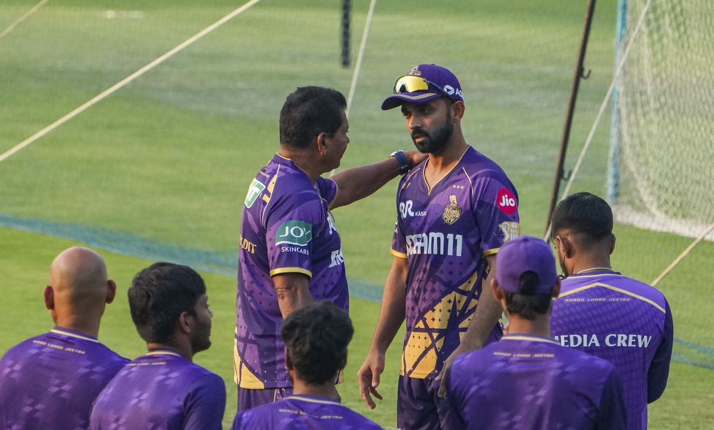 Coach Chandrakant Pandit has a chat with captain Ajinkya Rahane