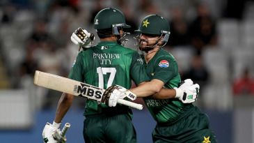 Has any team chased down a 200-plus run total faster than Pakistan did against New Zealand?