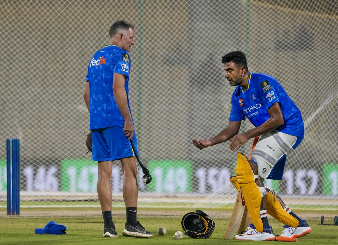 Mike Hussey has a chat with R Ashwin