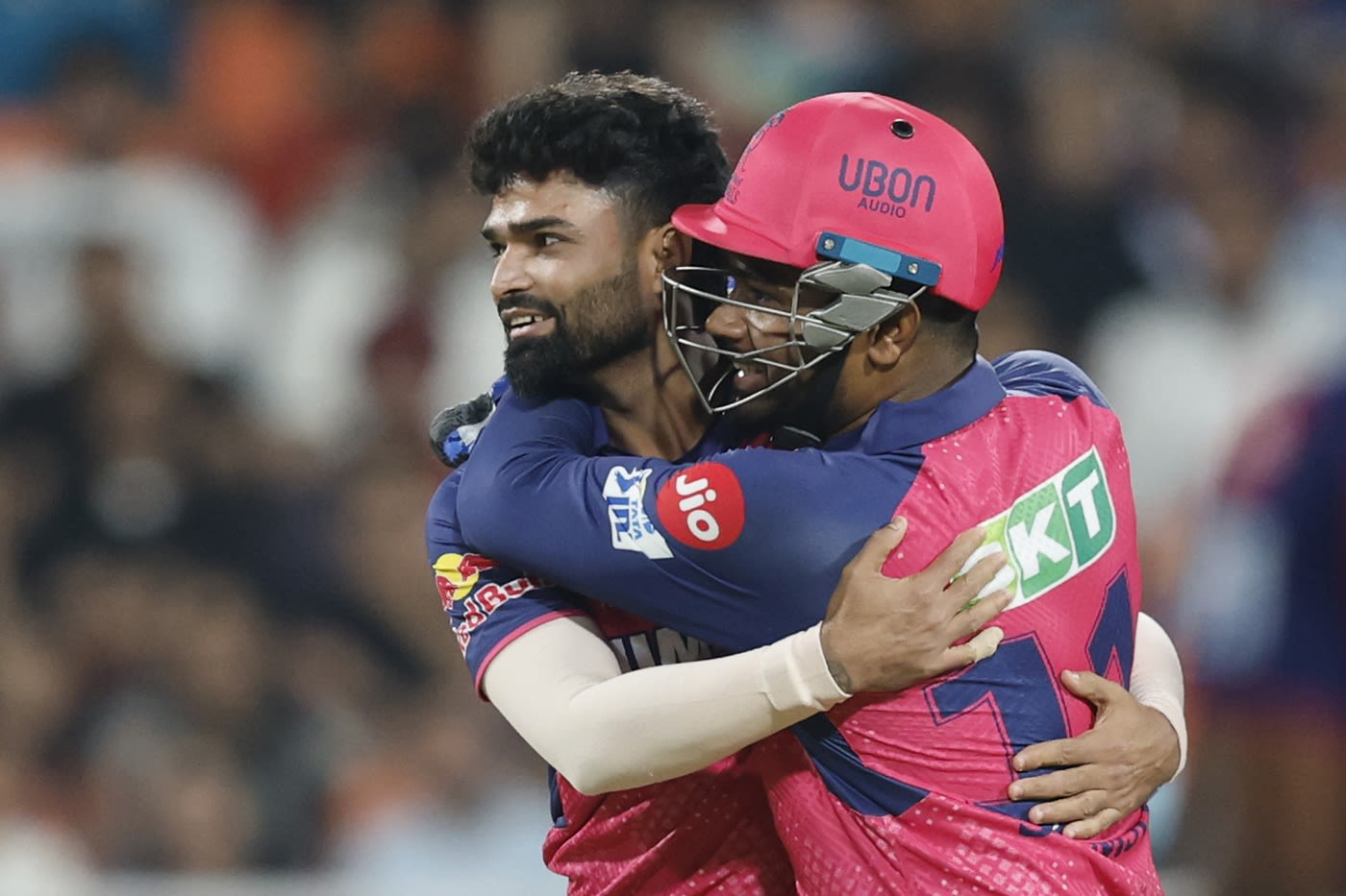Sanju Samson embraces Kumar Kartikeya after the fall of Prabhsimran Singh's wicket