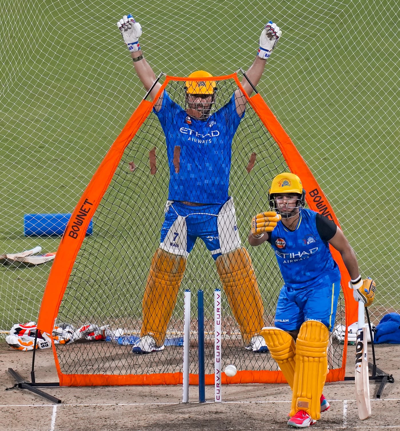 Vansh Bedi bats in the nets with MS Dhoni keeping an eye on him