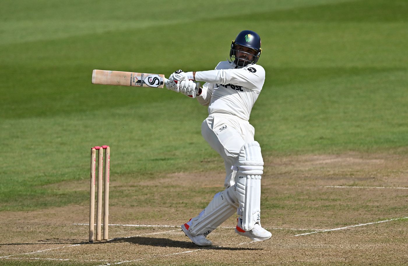 Zain-ul-Hassan pulls behind square