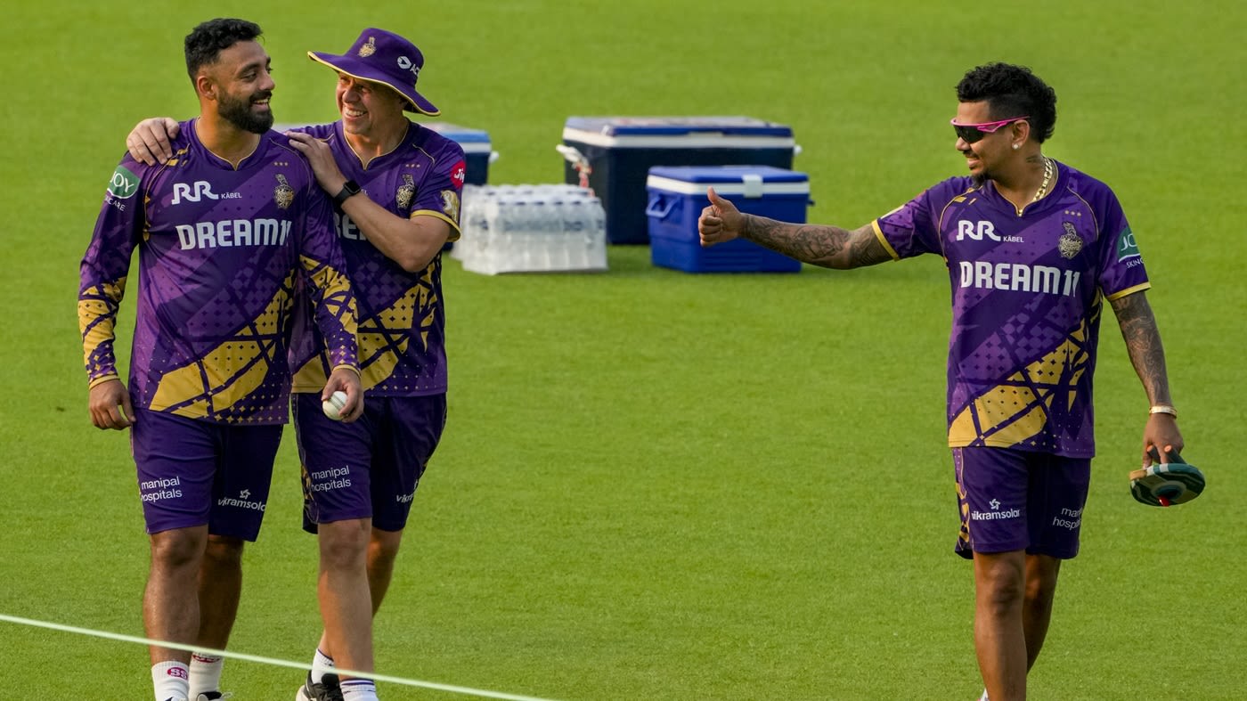Varun Chakravarthy has a chat with Carl Crowe and Sunil Narine