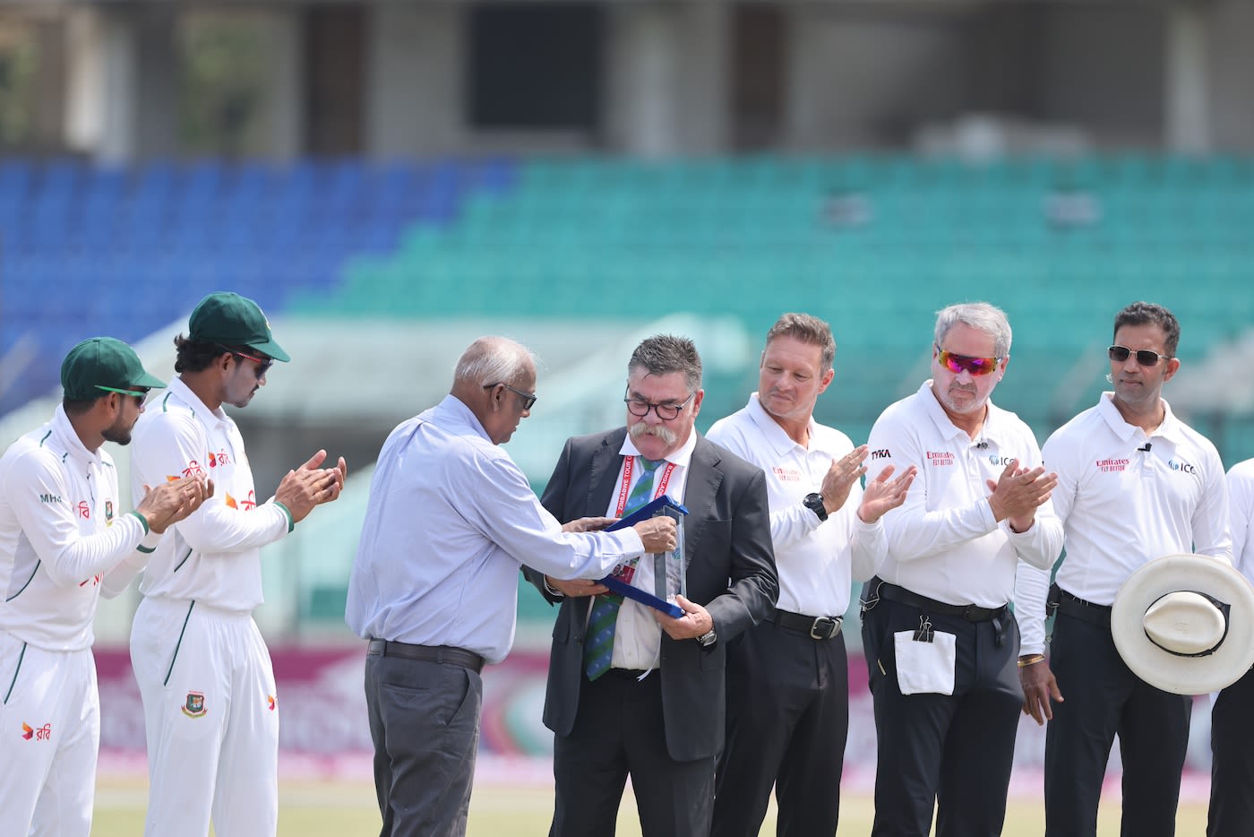 David Boon, in his last Test as a match referee, is felicitated at the toss