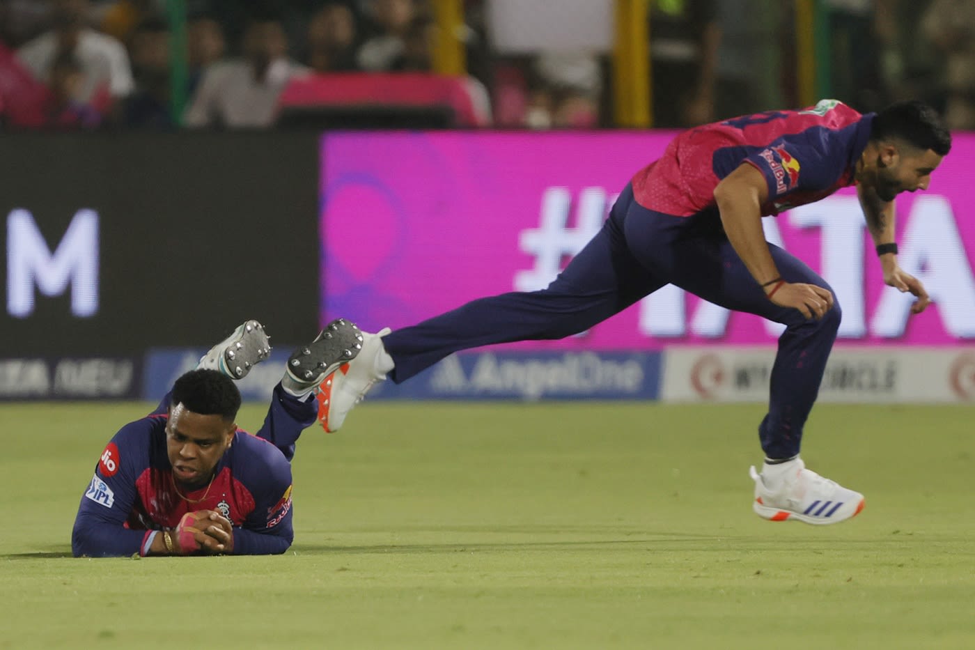 Shimron Hetmyer took a brilliant catch and nearly collided with Yudhvir Singh
