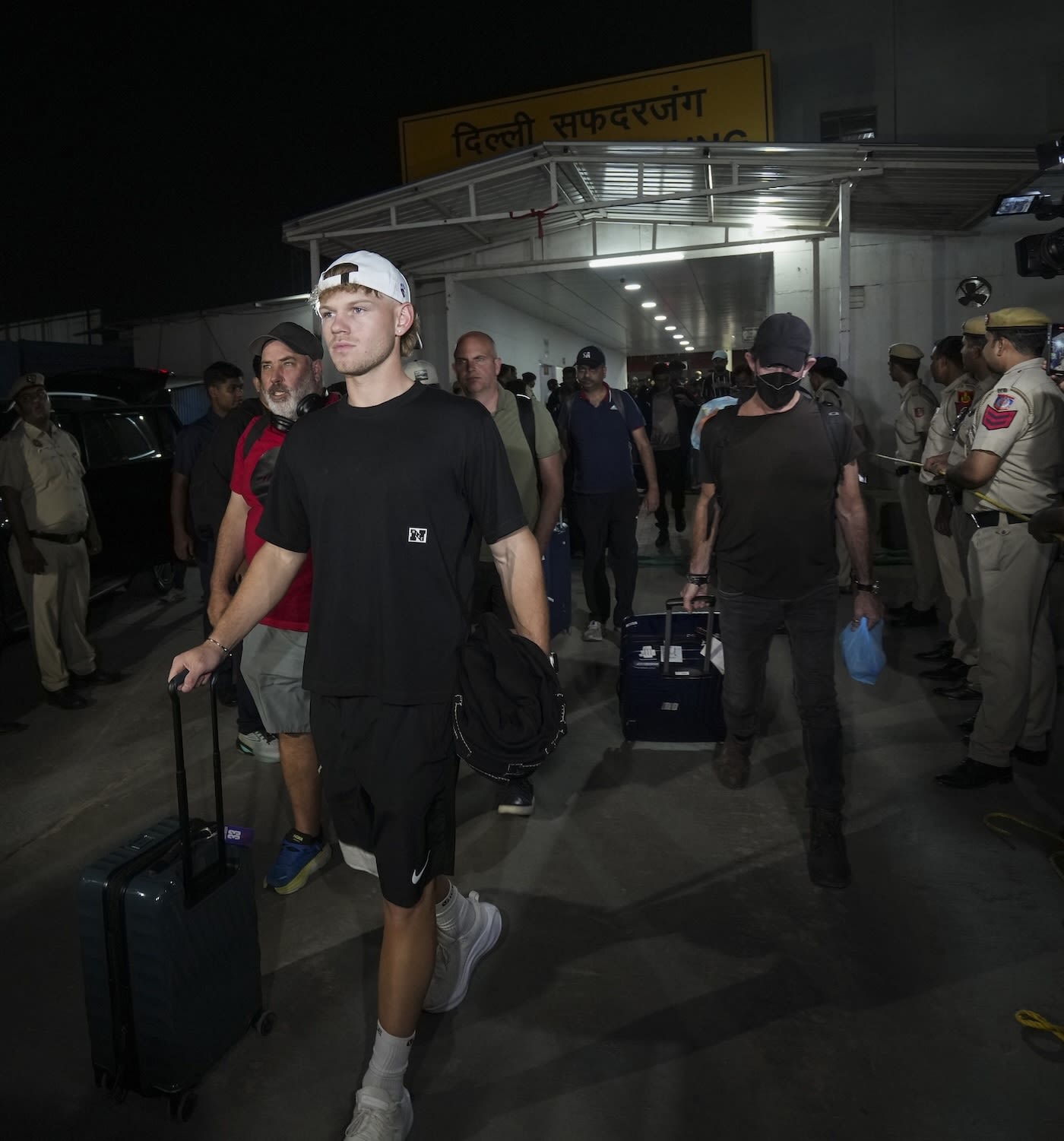 Jake Fraser-McGurk reaches Delhi by train along with other IPL players