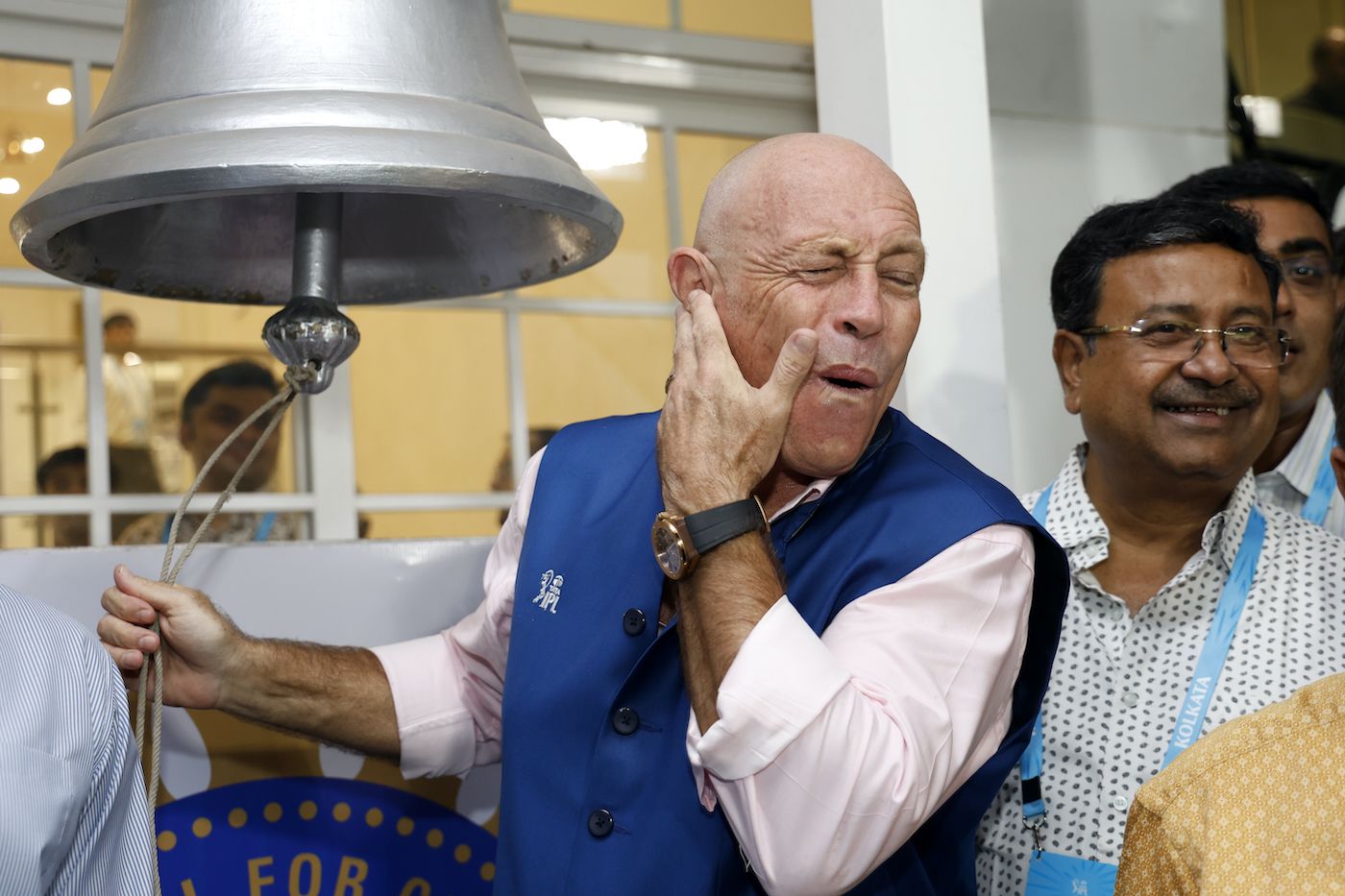 Danny Morrison rings the ball at Eden Gardens