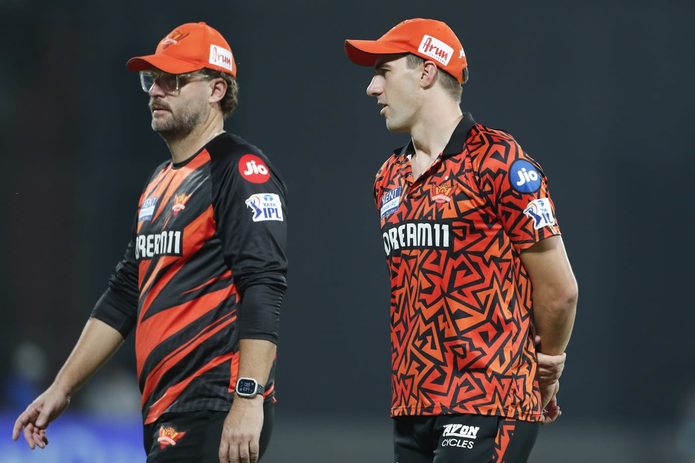 Daniel Vettori and Pat Cummins discuss during the strategic timeout