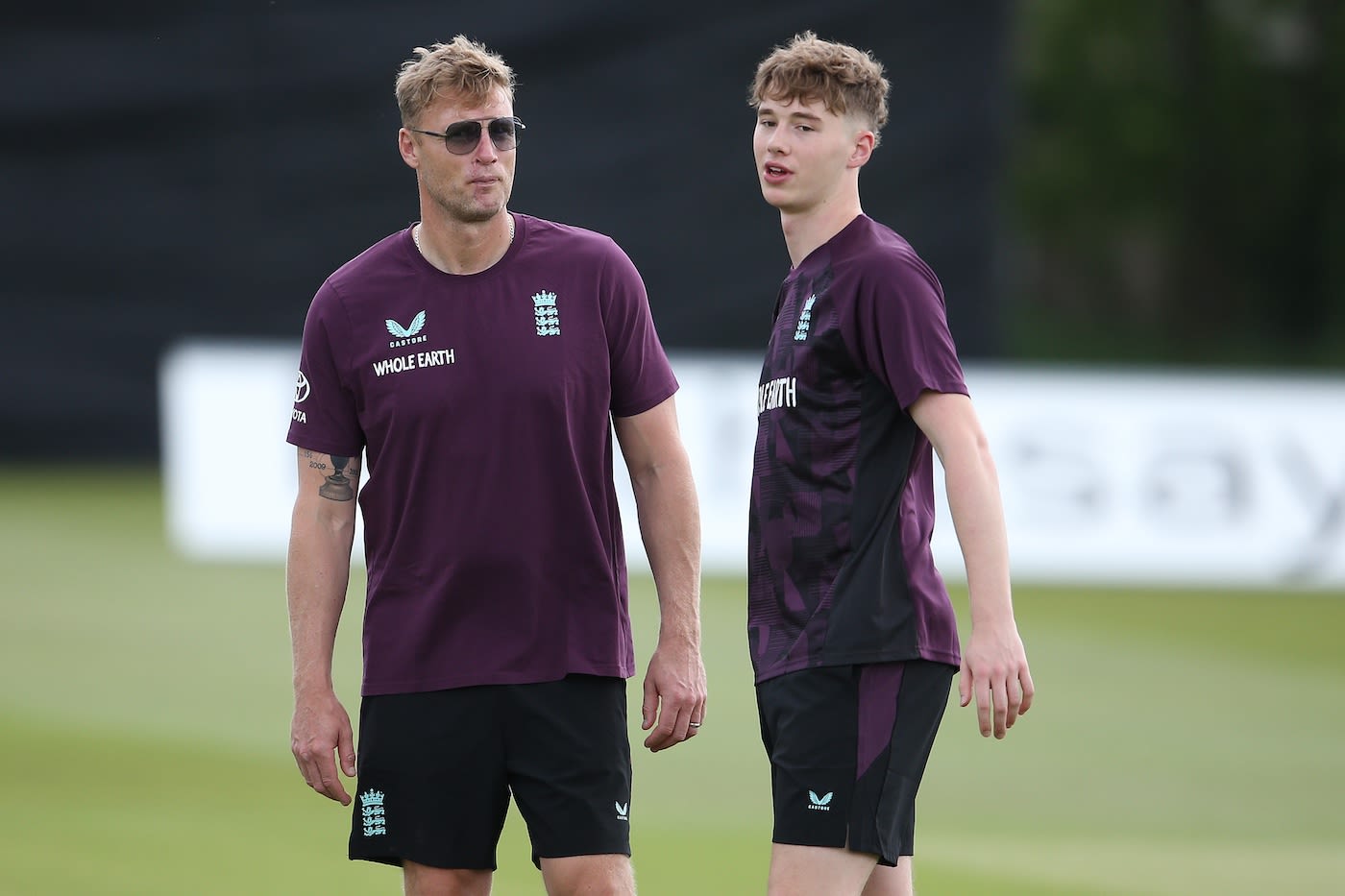 Andrew and Rocky Flintoff have a chat at a Lions training session